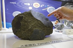 日文翻譯 親觸火星隕石！大阪世博登場