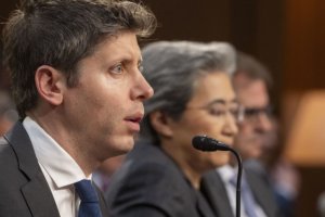 英文翻譯 AI競賽升溫：美國科技領袖集體喊話