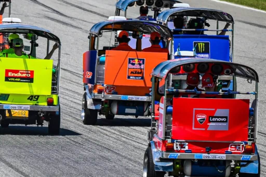 泰國 嘟嘟車也能賽車？MotoGP賽道上演三輪對決